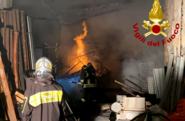 Domato incendio ed evitato in tempo scoppio di tre bombole Gpl dai vigili del fuoco di Vittoria
