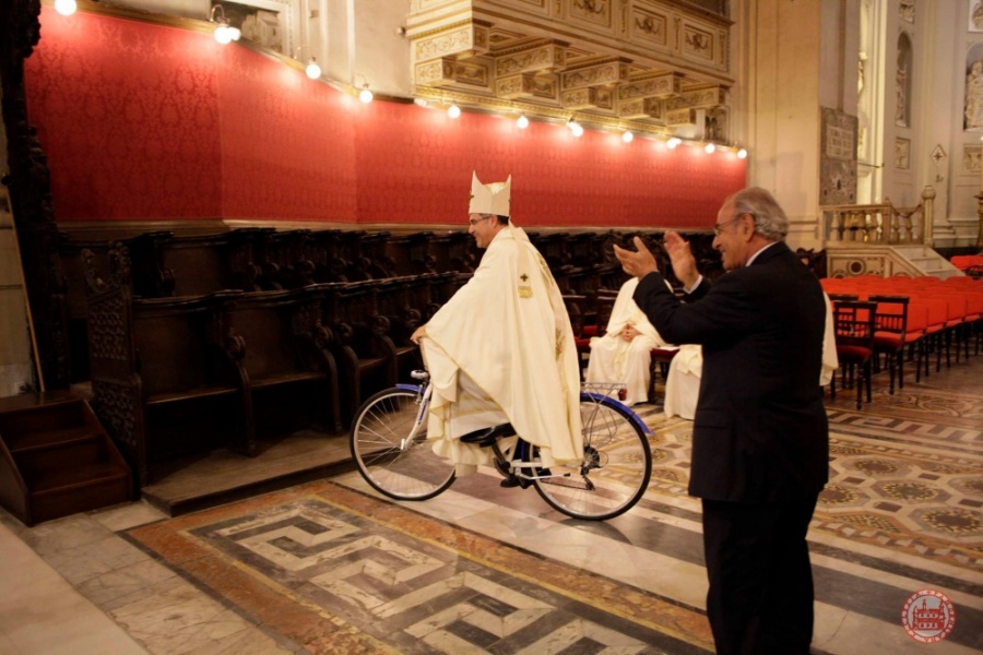 Giubileo degli sportivi, arcivescovo di Palermo gira in bici... nella Cattedrale