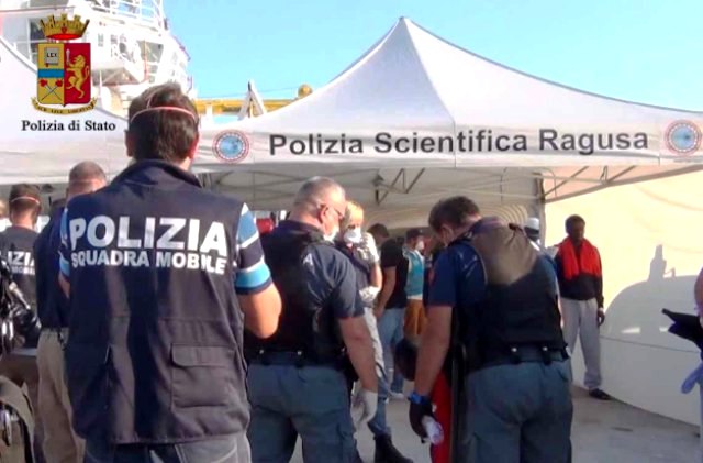 Prefettura di Ragusa: "Concluse le operazioni di sbarco dei migranti  della nave Sea Watch 3"